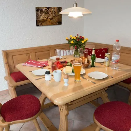 Uhl Apartman *